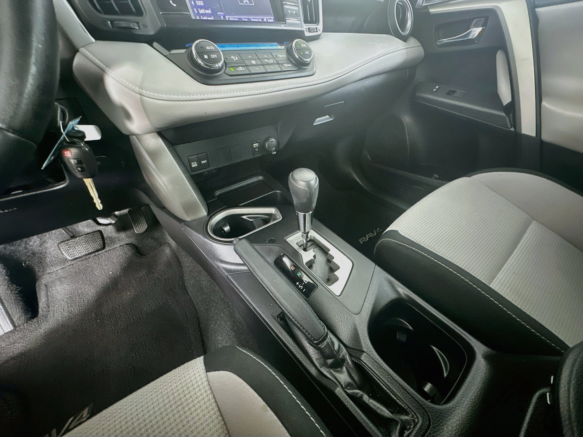 Used 2018 Toyota RAV4 XLE FWD image 23