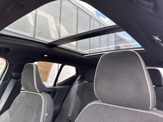 Certified 2025 Volvo XC40 B5 Plus AWD/4WD image 27