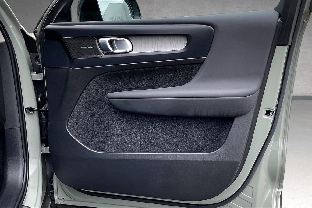 Certified 2024 Volvo XC40 B5 Plus w/ Climate Package image 28