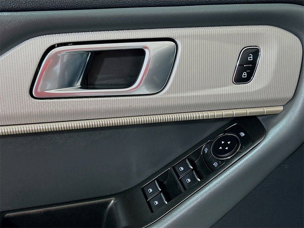 Used 2025 Ford Explorer Active w/ Active Comfort Package image 16