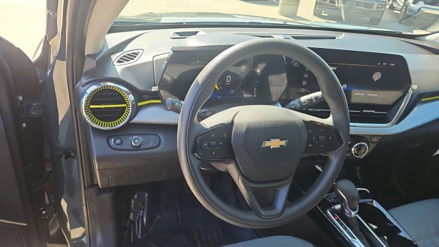 Used 2025 Chevrolet Trax LT w/ Sunroof Package FWD image 11