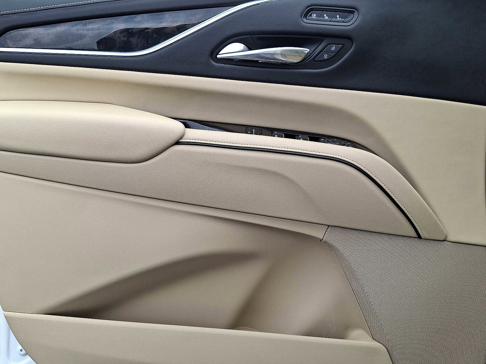 Used 2021 Cadillac Escalade Premium Luxury w/ Performance Package image 13