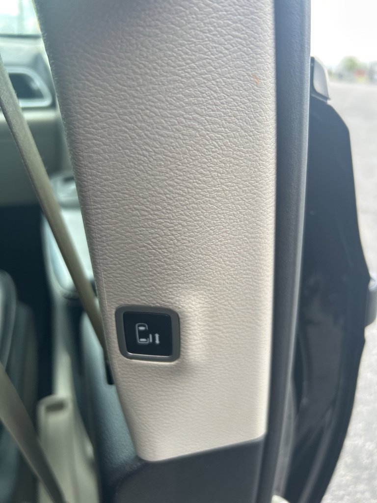Used 2023 Chrysler Pacifica Touring-L FWD image 48