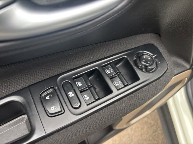 Used 2017 Jeep Renegade Latitude image 13