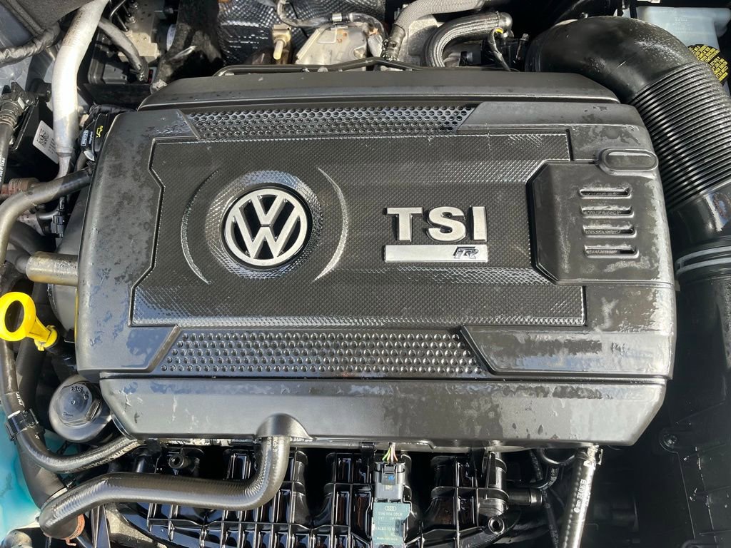 Used 2017 Volkswagen Golf R 4-Door image 18