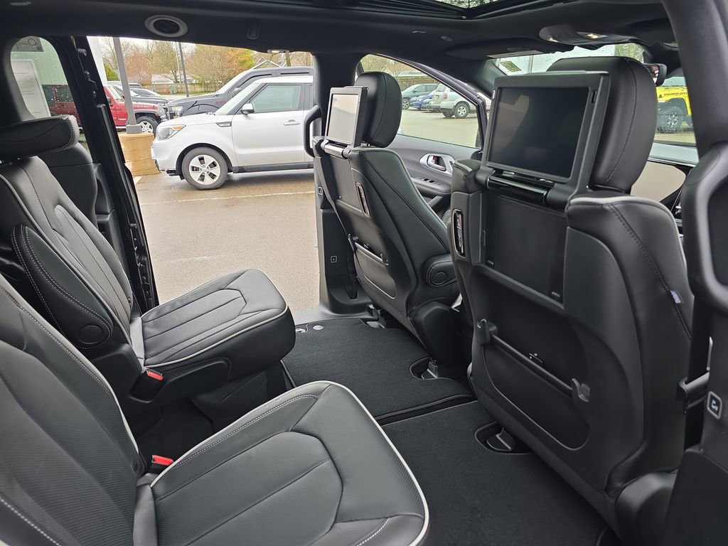 New 2026 Chrysler Pacifica Limited AWD/4WD image 11