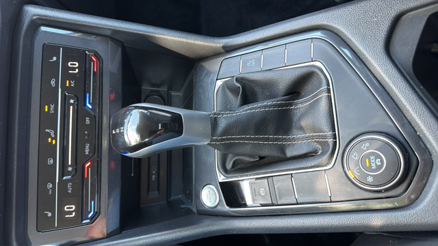 Used 2024 Volkswagen Tiguan SE AWD/4WD image 20