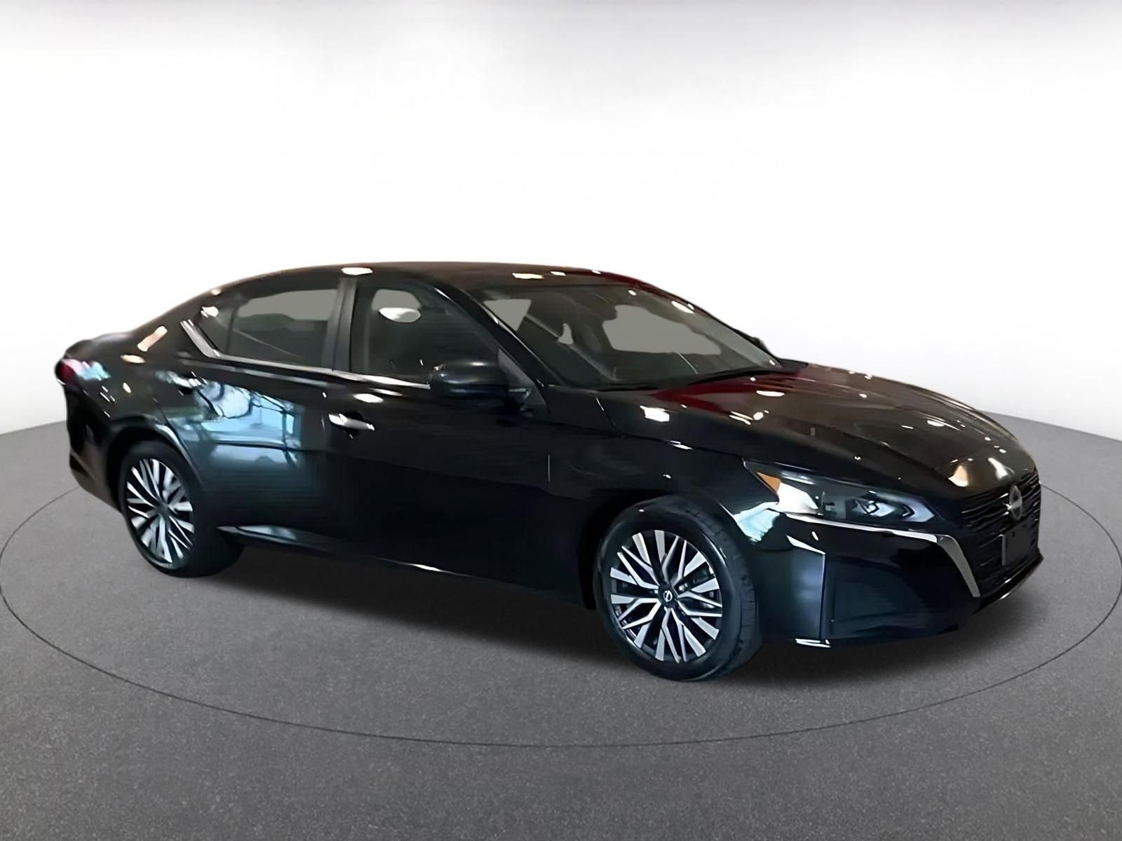 Used 2024 Nissan Altima 2.5 SV FWD image 14