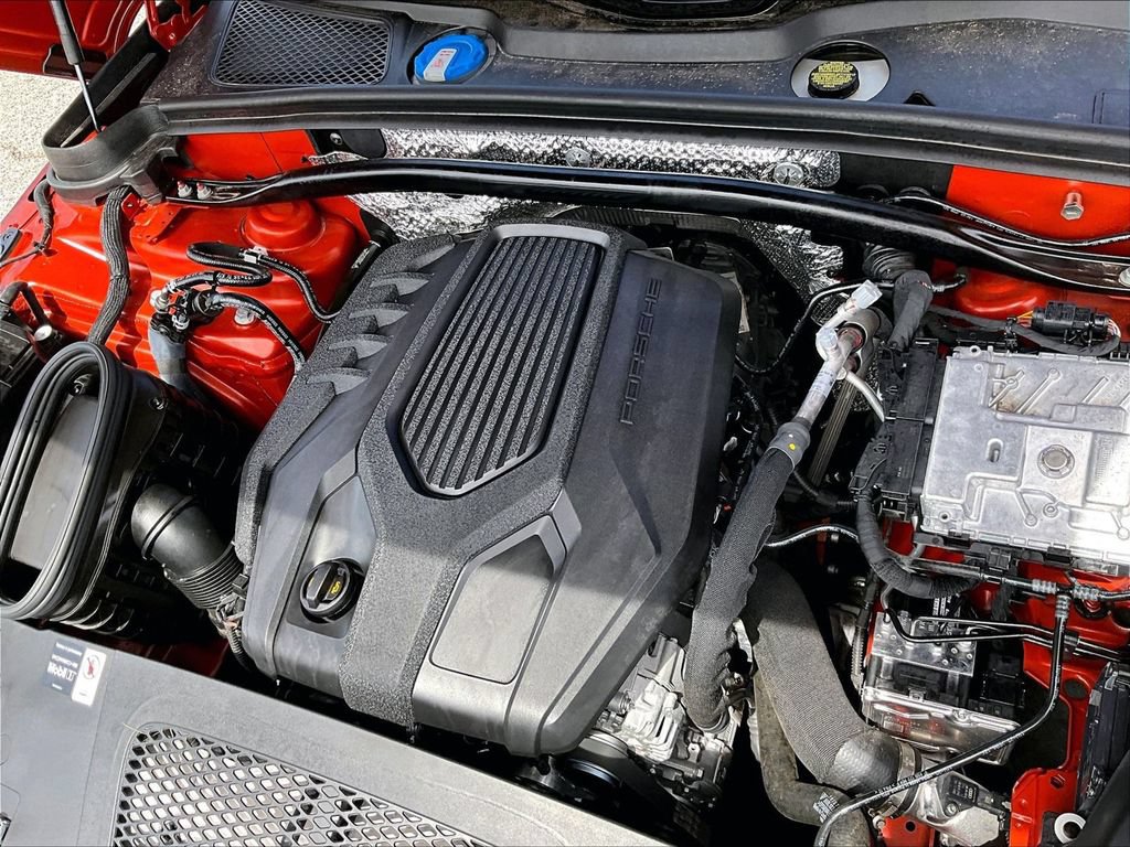 Certified 2025 Porsche Macan AWD/4WD image 24
