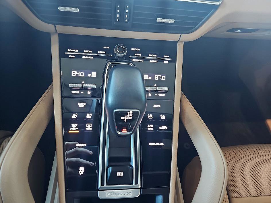 Used 2022 Porsche Cayenne image 25