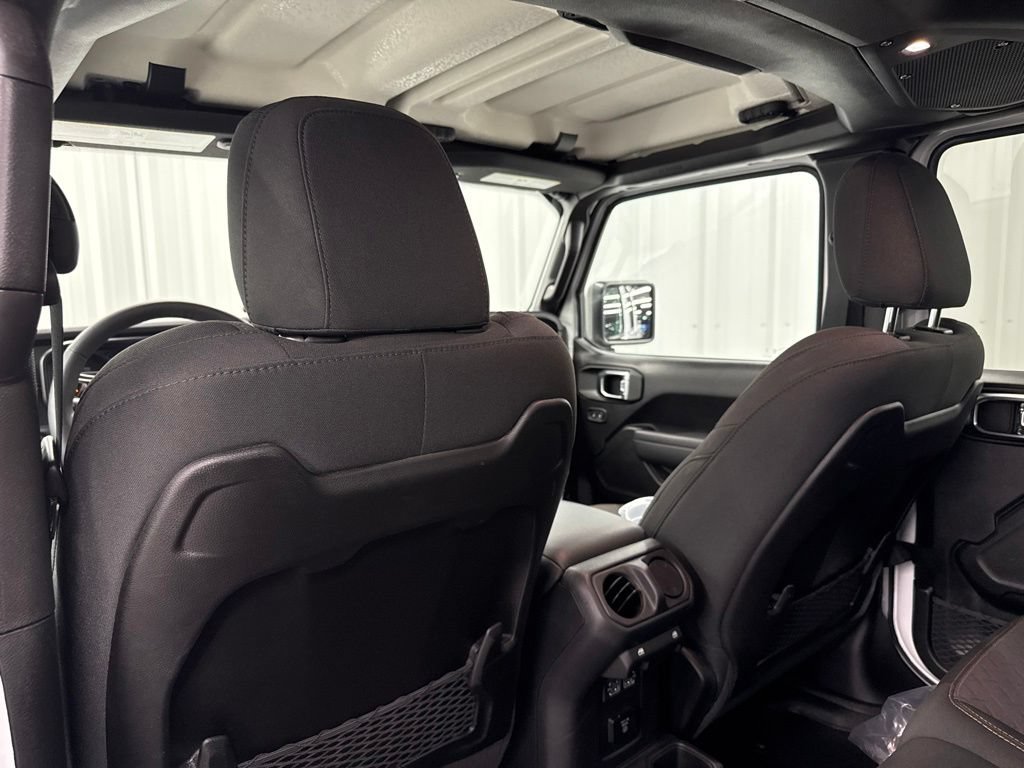 Used 2025 Jeep Gladiator Mojave w/ Convenience Group AWD/4WD image 17