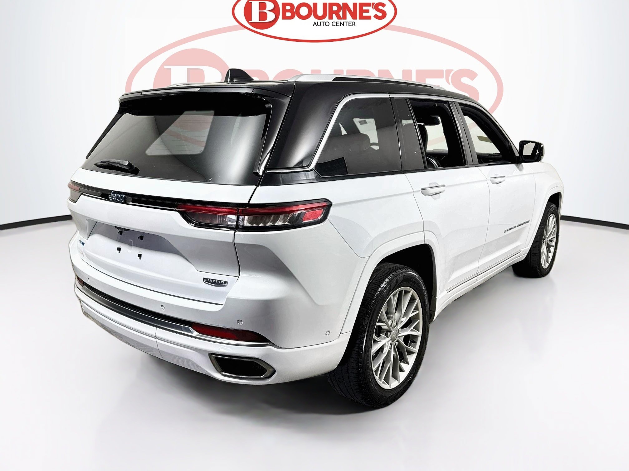 Used 2023 Jeep Grand Cherokee Summit w/ Luxury Tech Group V AWD/4WD image 12