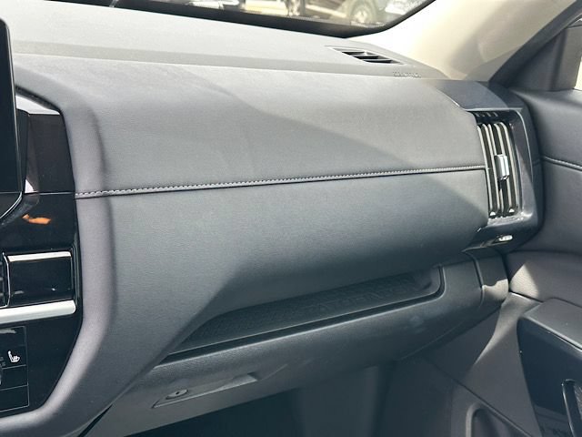 Used 2025 Nissan Pathfinder SV FWD image 29