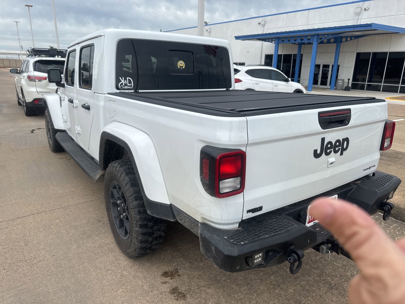 Used 2025 Jeep Gladiator Sport image 3