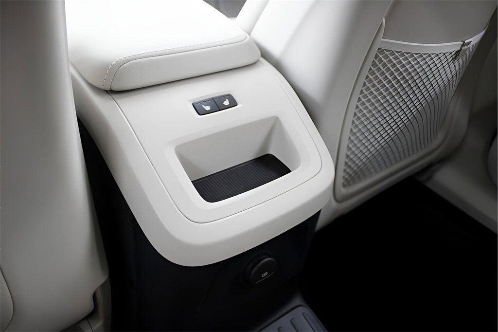 Certified 2025 Volvo XC60 T8 Core w/ Protection Package Premier image 32