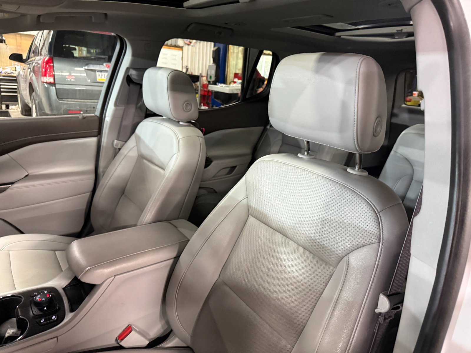 Used 2022 GMC Acadia SLT w/ LPO, Floor Liner Package image 14