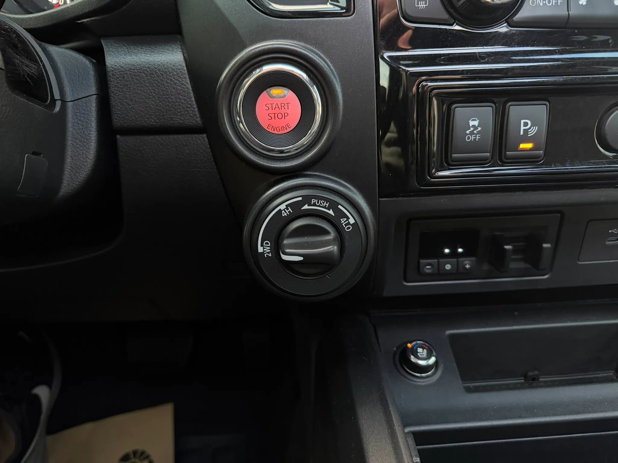 Used 2021 Nissan Titan PRO-4X w/ Pro-4x Convenience Package image 21