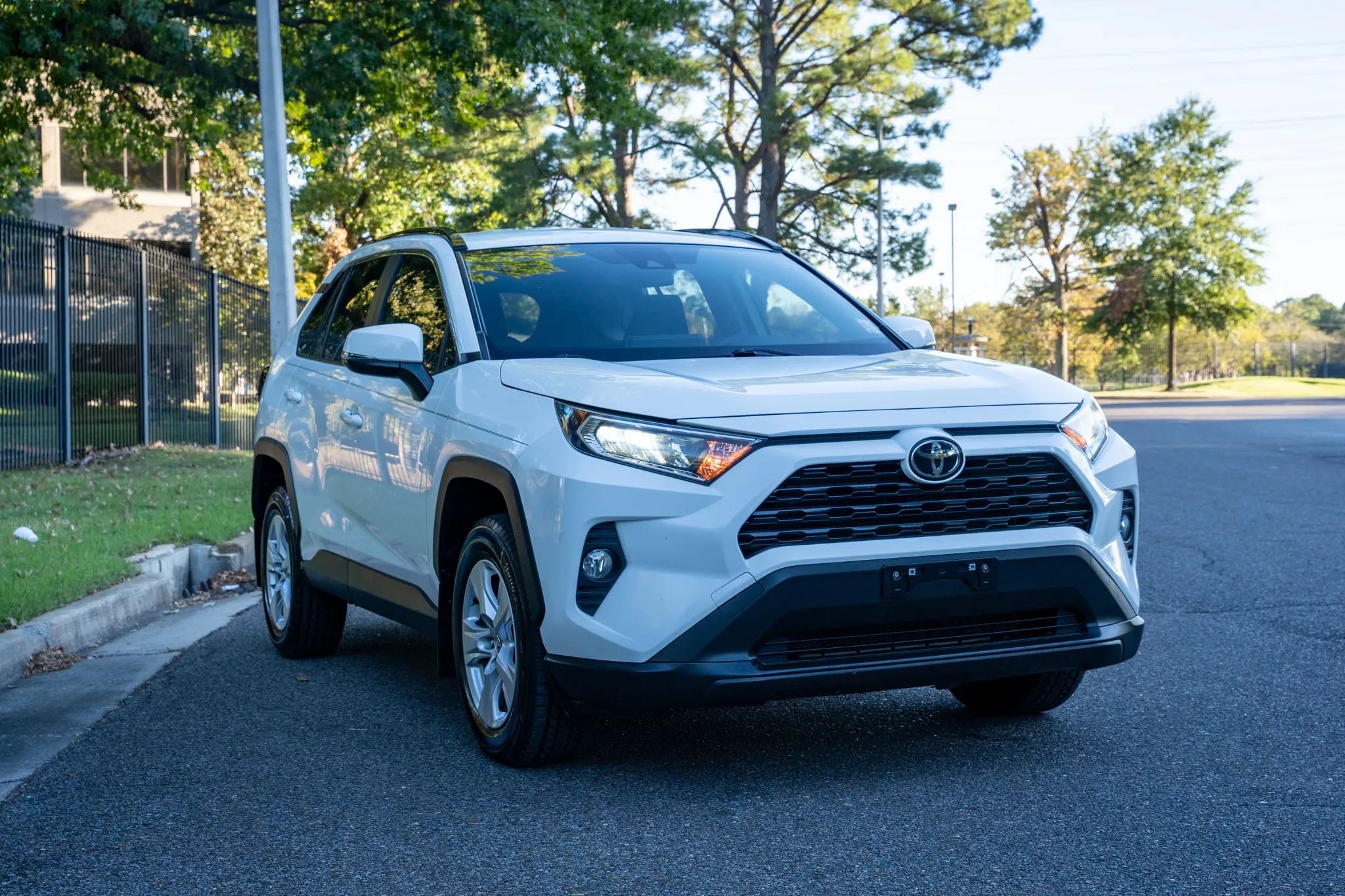 Used 2020 Toyota RAV4 XLE FWD image 3