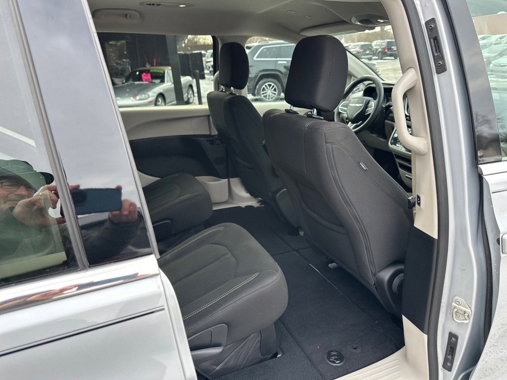 Used 2022 Chrysler Voyager LX image 20