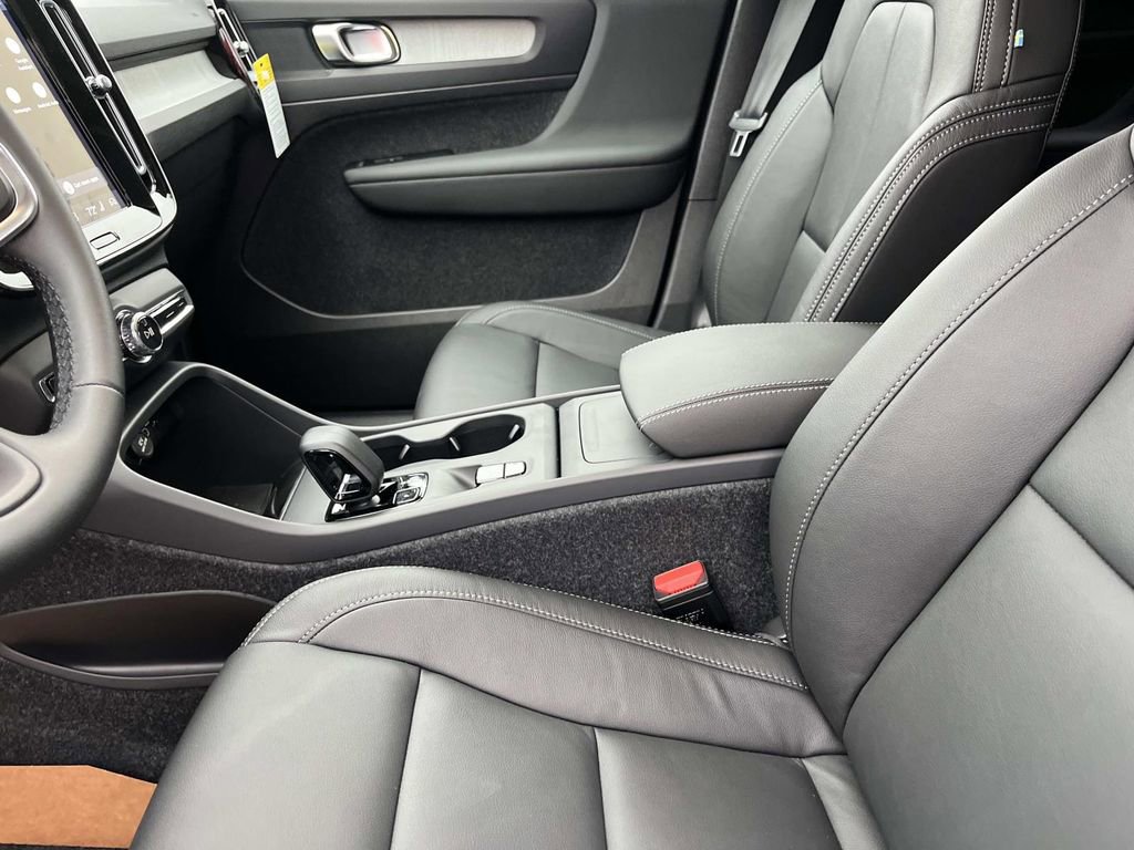 New 2026 Volvo XC40 B4 Core w/ Climate Package image 24