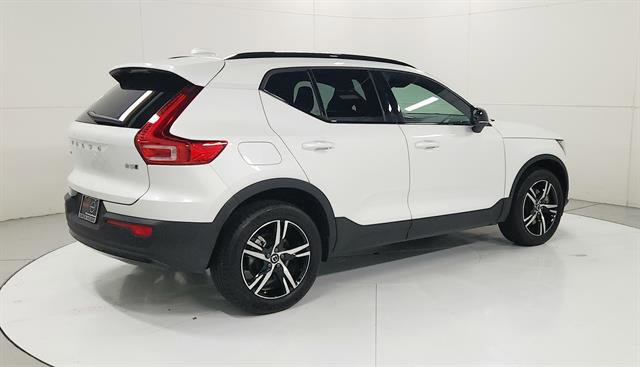 Used 2024 Volvo XC40 B5 Core image 8