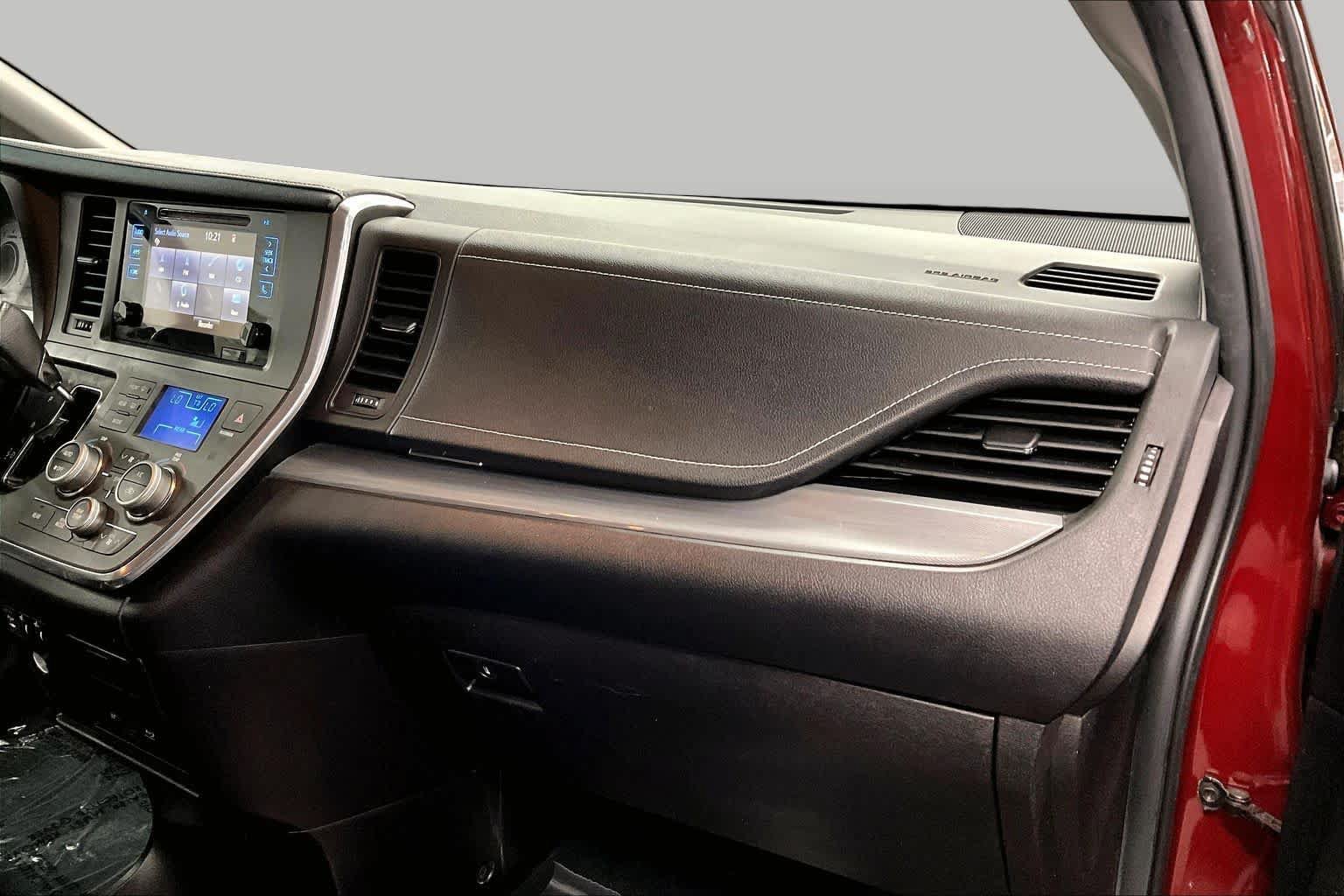 Used 2016 Toyota Sienna SE Premium FWD image 18