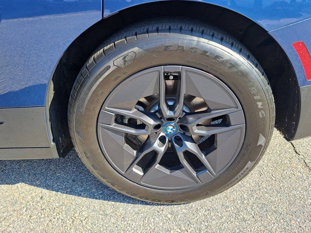 Used 2025 BMW iX xDrive50 w/ Premium Package AWD/4WD image 33