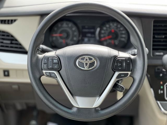 Used 2017 Toyota Sienna L FWD image 33