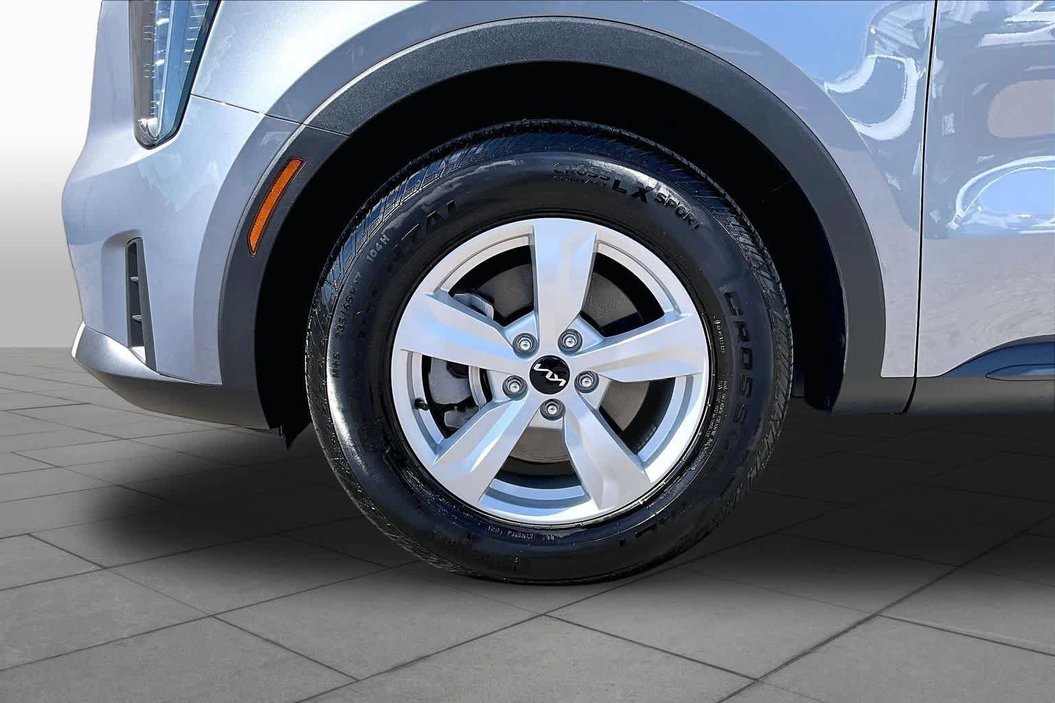 Used 2025 Kia Sorento LX FWD image 13