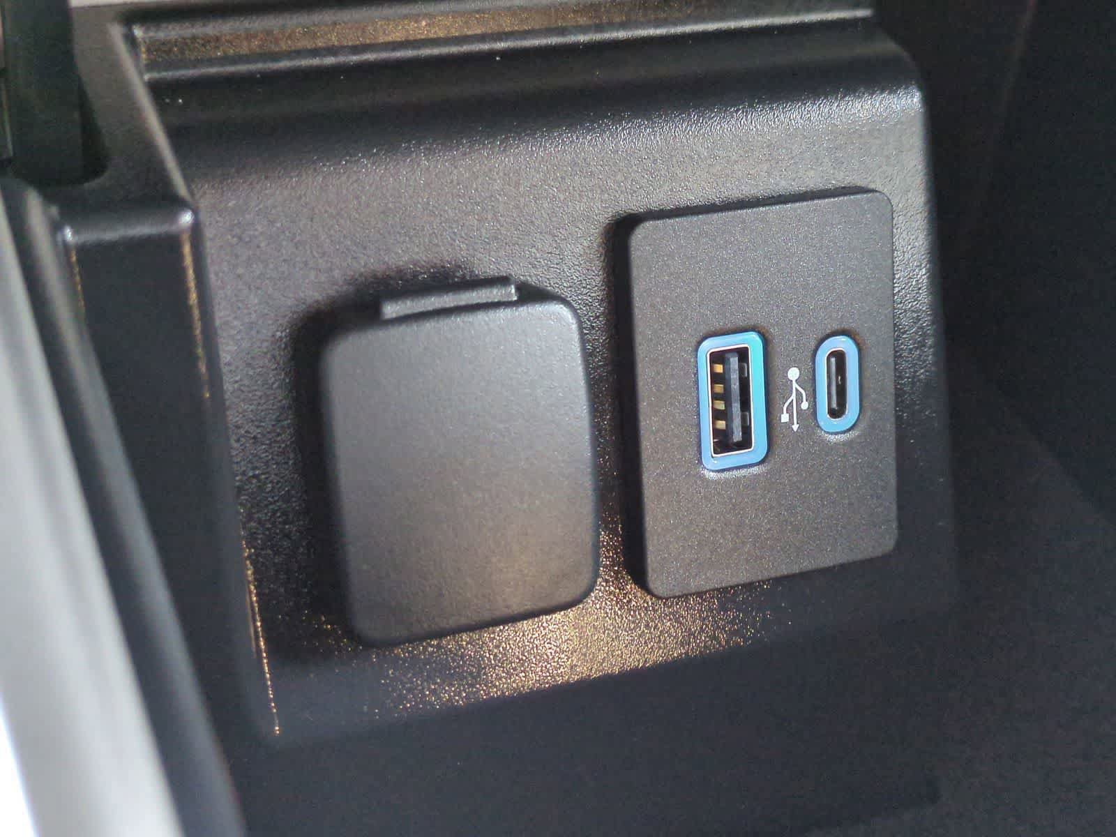 Used 2023 Ford Explorer XLT AWD/4WD image 31
