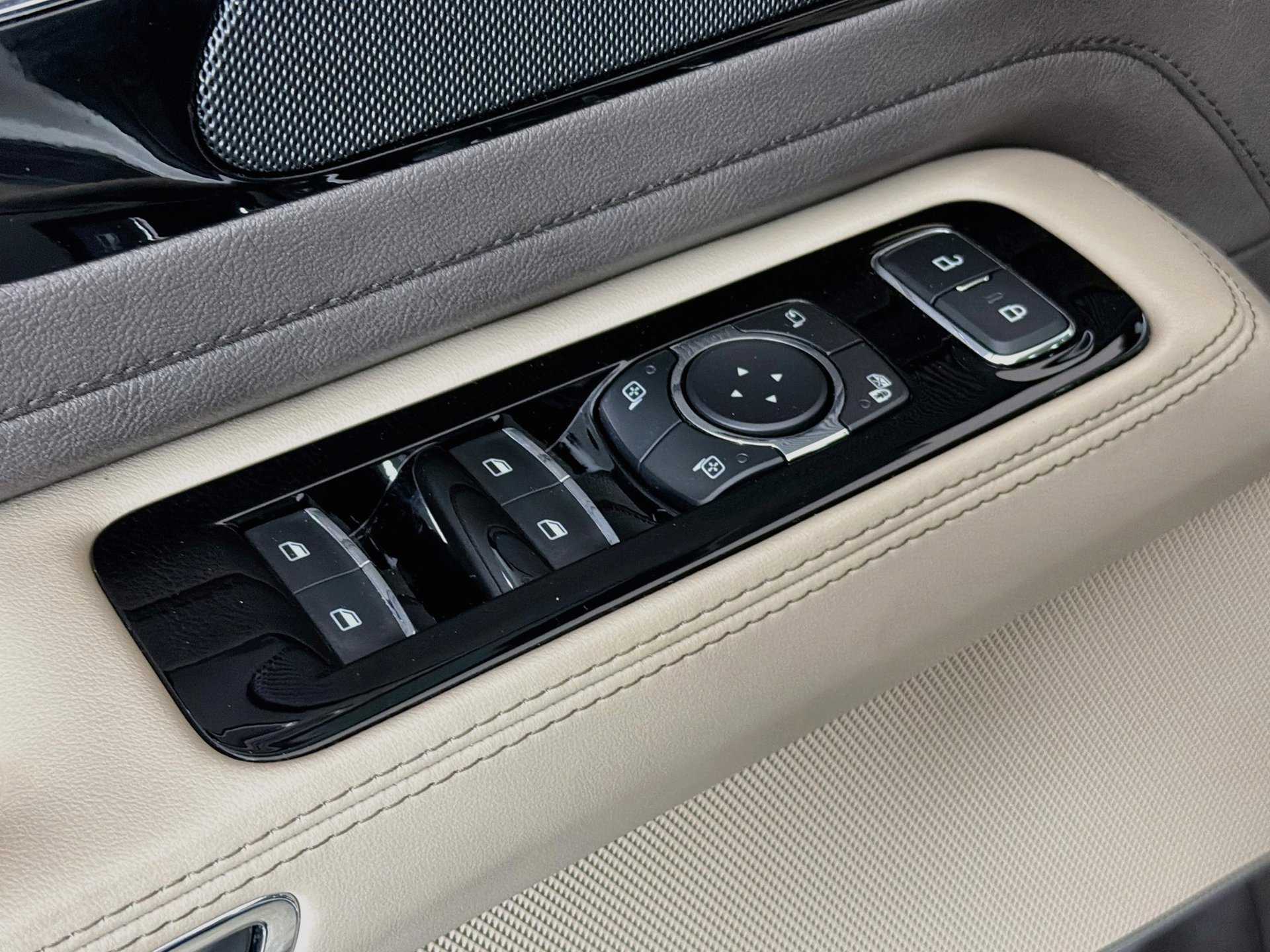 Used 2023 Lincoln Aviator 2WD w/ Premium Package image 23