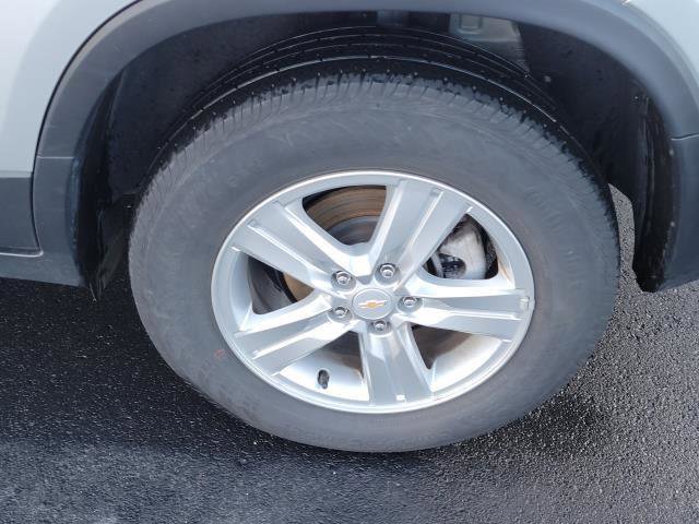 Used 2022 Chevrolet Trax LS w/ Tint and Cruise Package image 5