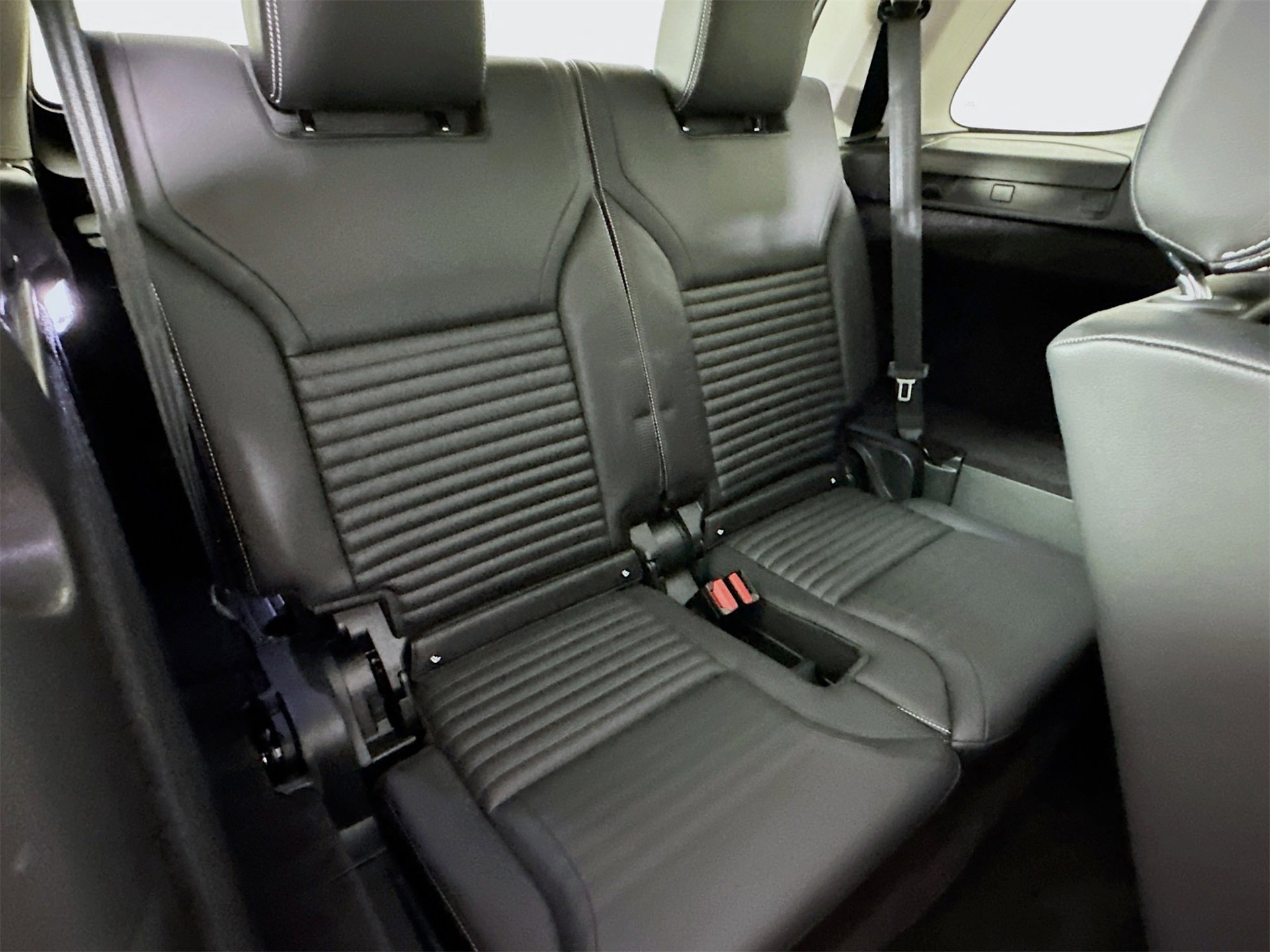 Used 2024 Land Rover Discovery S image 29