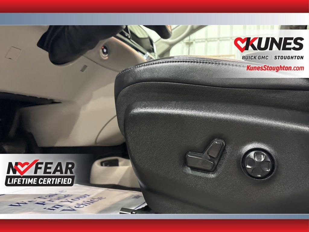 Used 2024 Chrysler Pacifica Touring-L FWD image 23