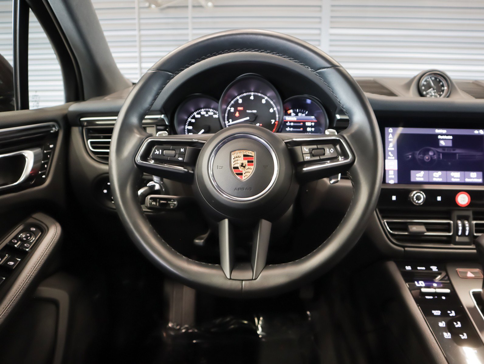 Certified 2024 Porsche Macan AWD/4WD image 13