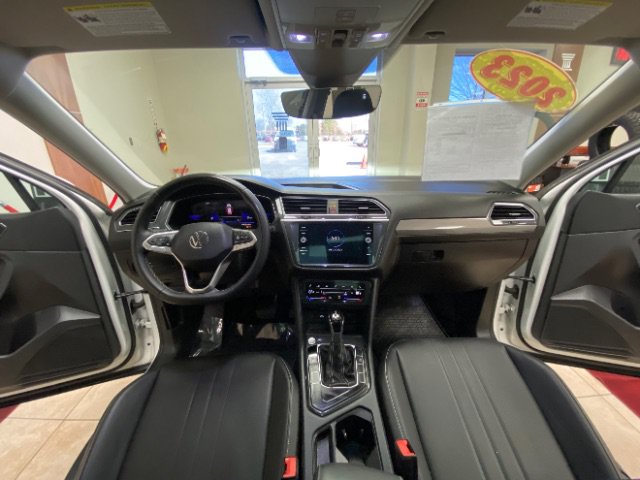 Used 2023 Volkswagen Tiguan SE w/ Panoramic Sunroof Package FWD image 30