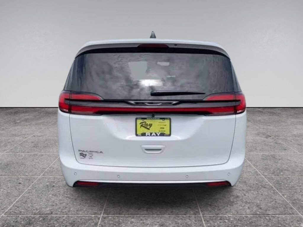 New 2027 Chrysler Pacifica Select FWD image 7