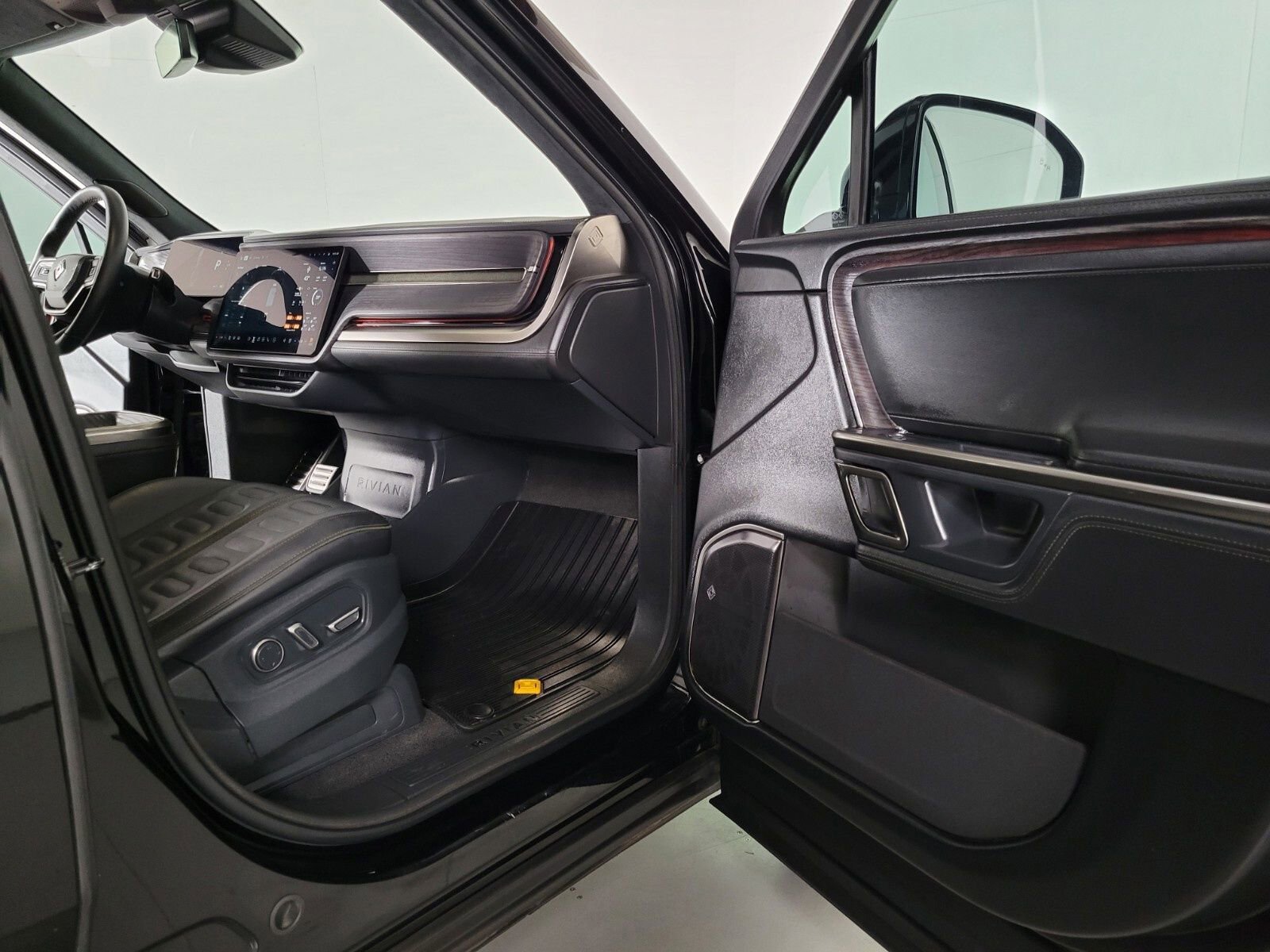 Used 2023 Rivian R1T Adventure image 25