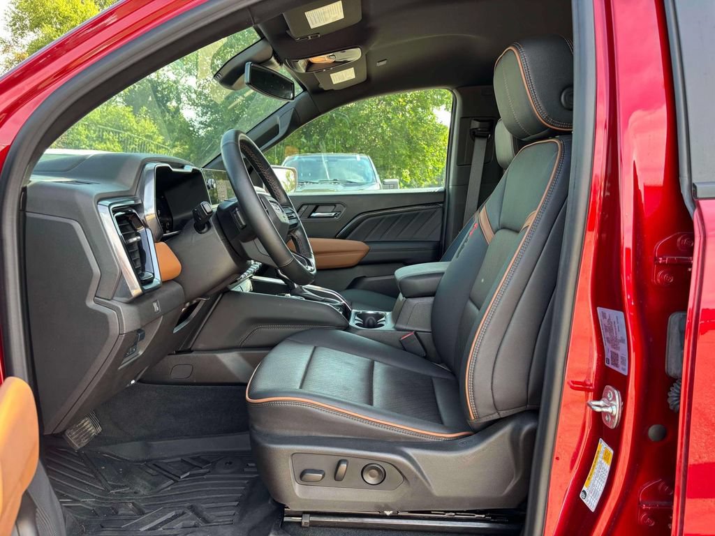 Used 2025 GMC Canyon AT4 w/ AT4 Premium Package AWD/4WD image 3