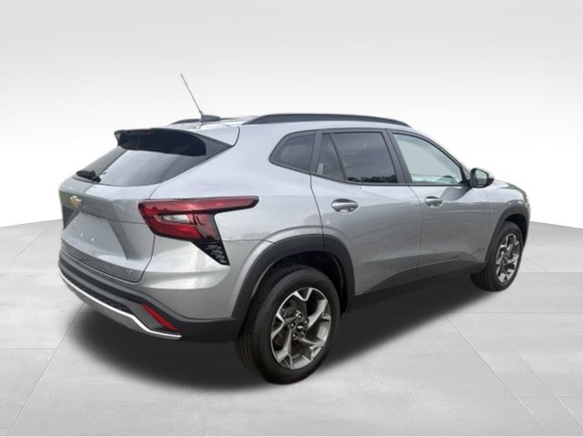 Used 2025 Chevrolet Trax LT w/ Driver Confidence Package FWD image 17
