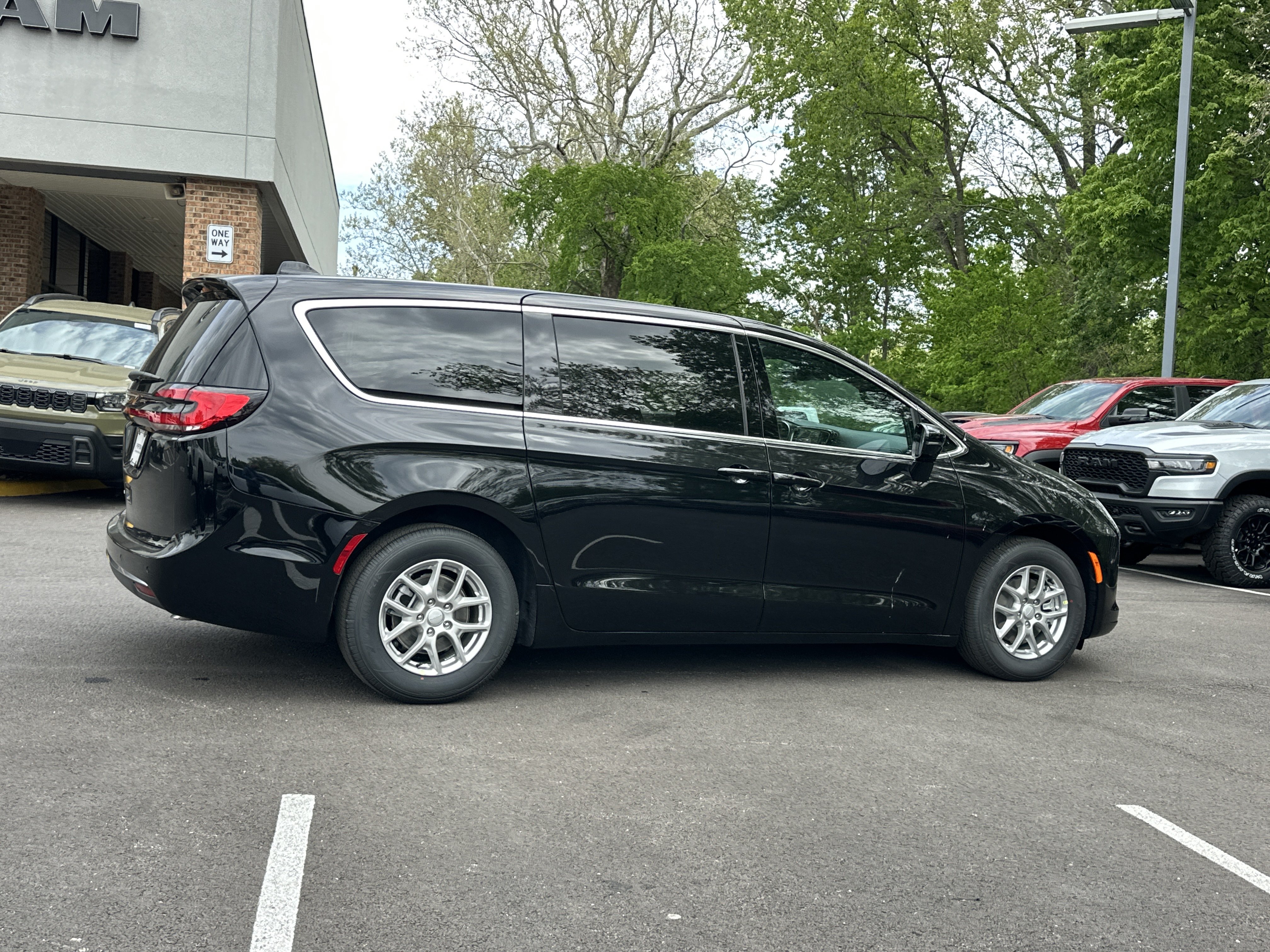 New 2027 Chrysler Pacifica Select w/ Family Tech Group FWD image 16