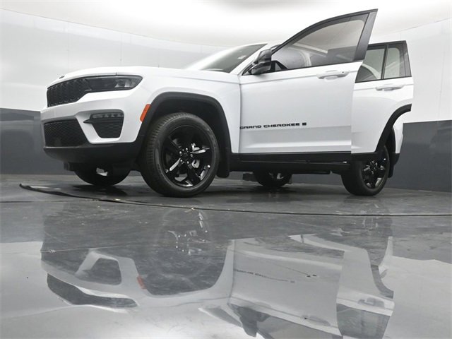 New 2025 Jeep Grand Cherokee Limited w/ Black Appearance Package image 45