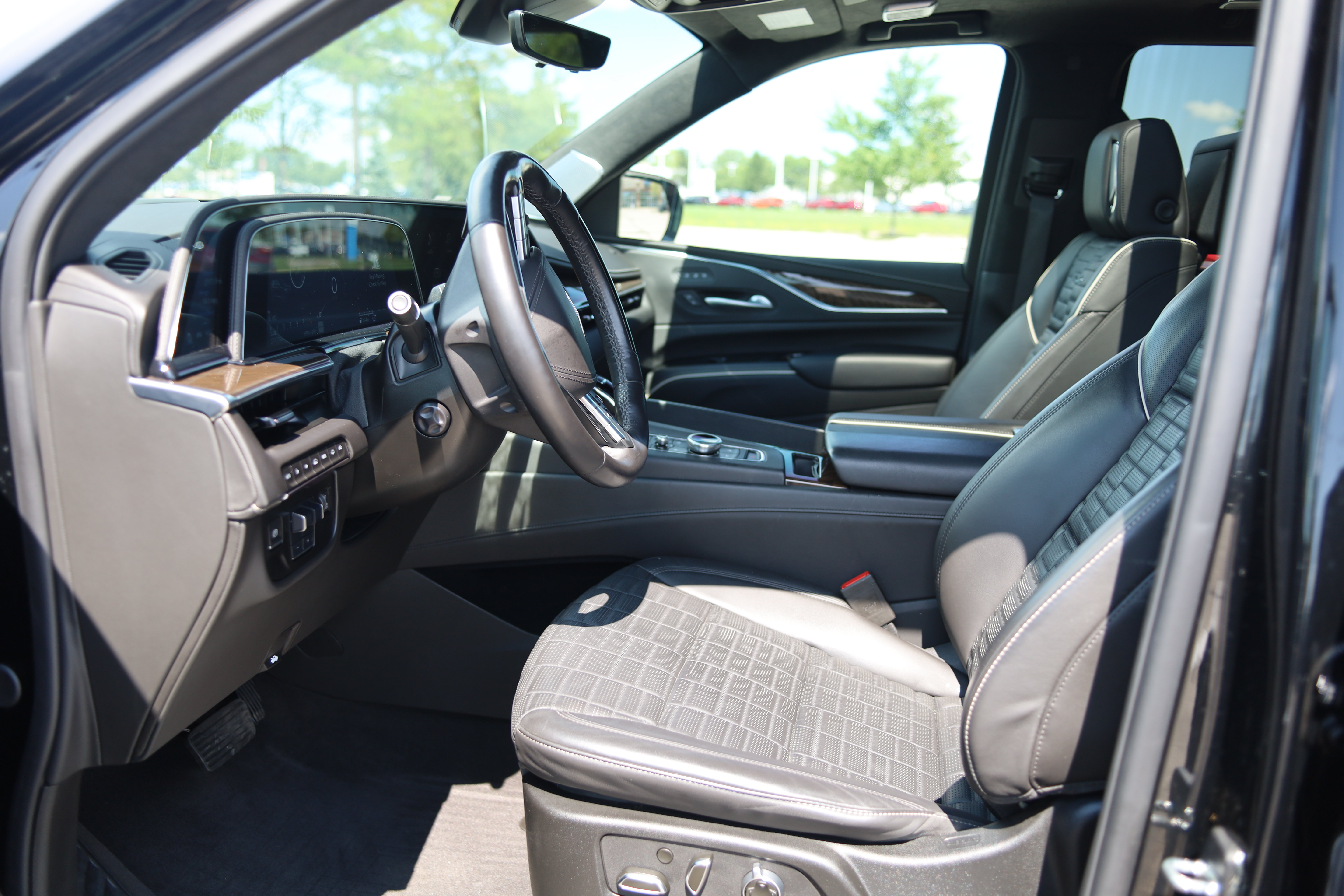 Used 2024 Cadillac Escalade Sport Platinum w/ LPO, ONYX Package AWD/4WD image 17