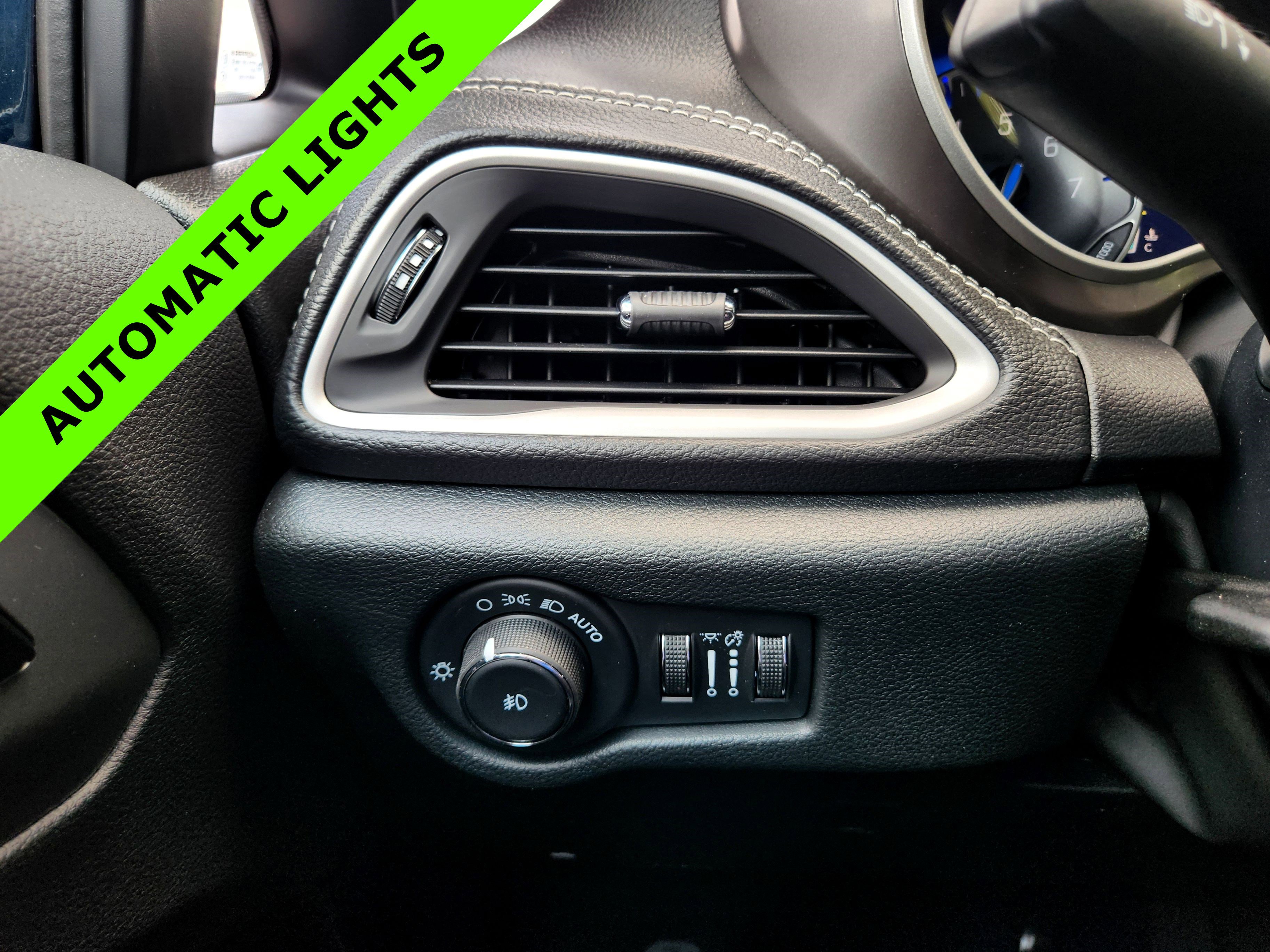 New 2025 Chrysler Pacifica Select w/ Uconnect Theater Family Group image 15