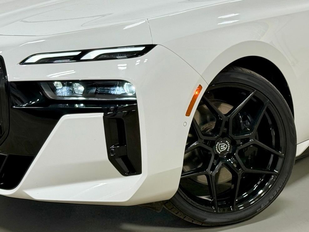 Used 2024 BMW 760i xDrive w/ Premium Package image 3