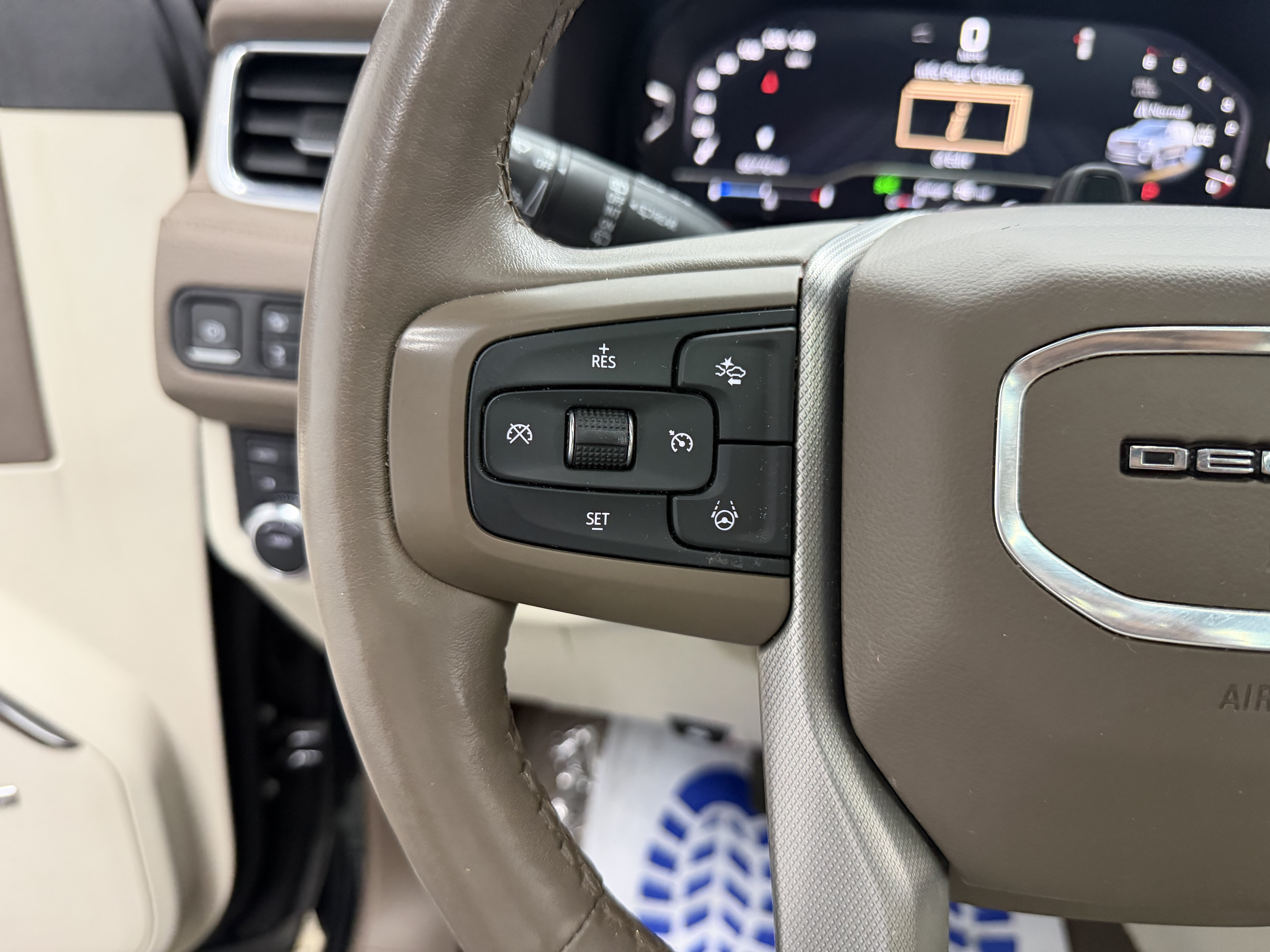 Used 2023 GMC Yukon Denali w/ Advanced Technology Package AWD/4WD image 20
