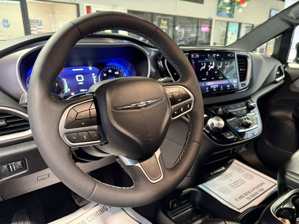 Used 2025 Chrysler Pacifica Select image 28