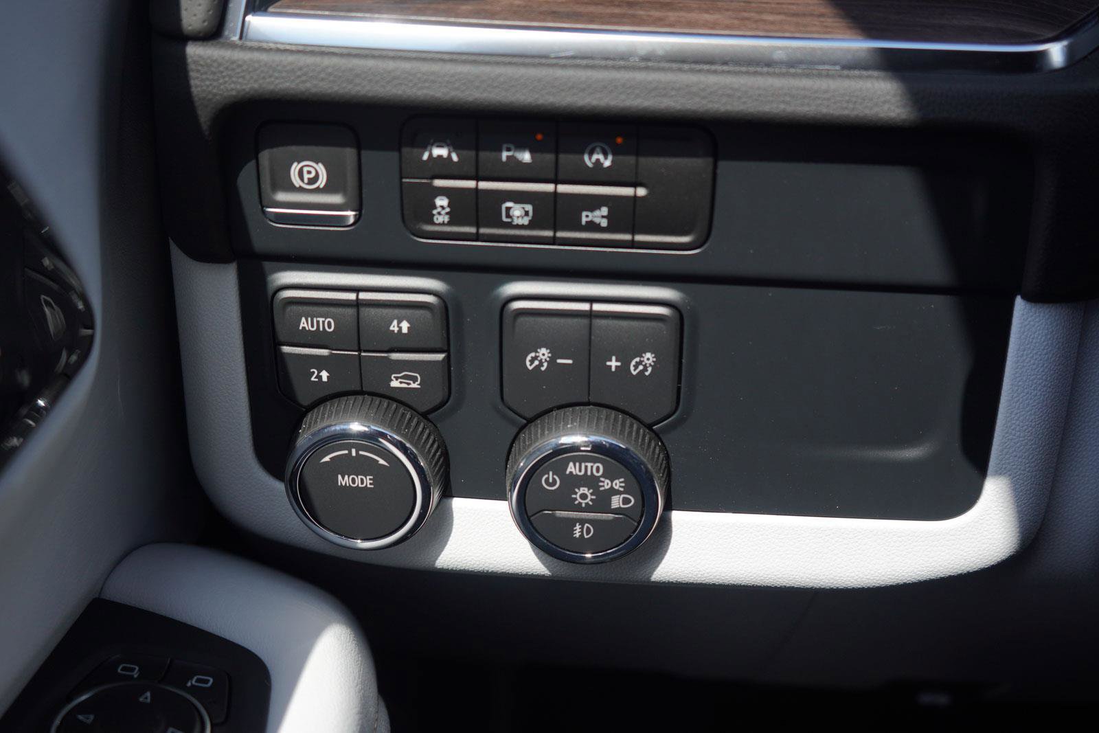 New 2025 Chevrolet Suburban Premier image 19