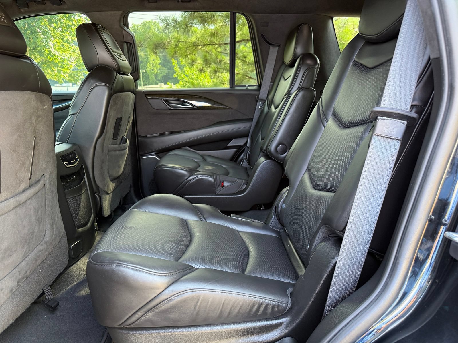 Used 2019 Cadillac Escalade Platinum RWD image 38