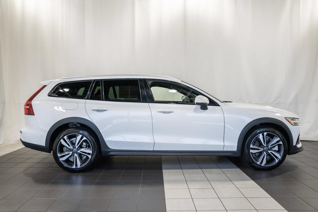 Used 2025 Volvo V60 B5 Cross Country Plus AWD/4WD image 3